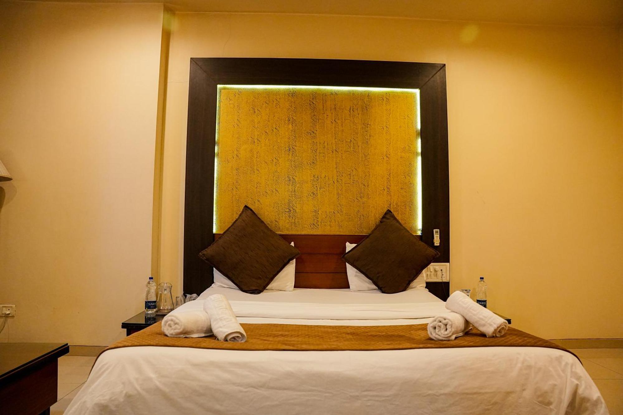 Hotel Viva Inn Yerandwane المظهر الخارجي الصورة